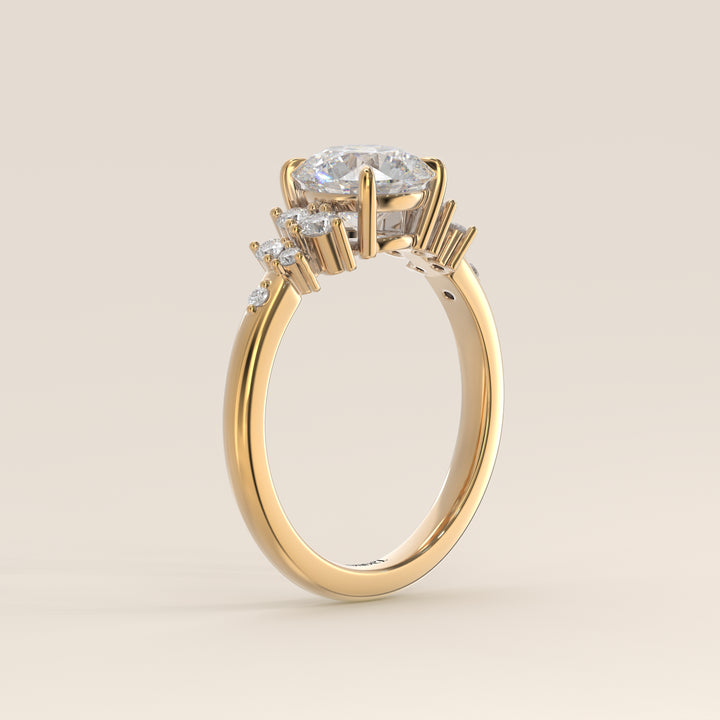Verlovingsring rond lab grown diamant met hidden halo en lage zetting, geelgoud