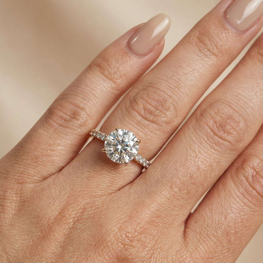 Verlovingsring rond lab grown diamant met hidden halo en pave band, geelgoud