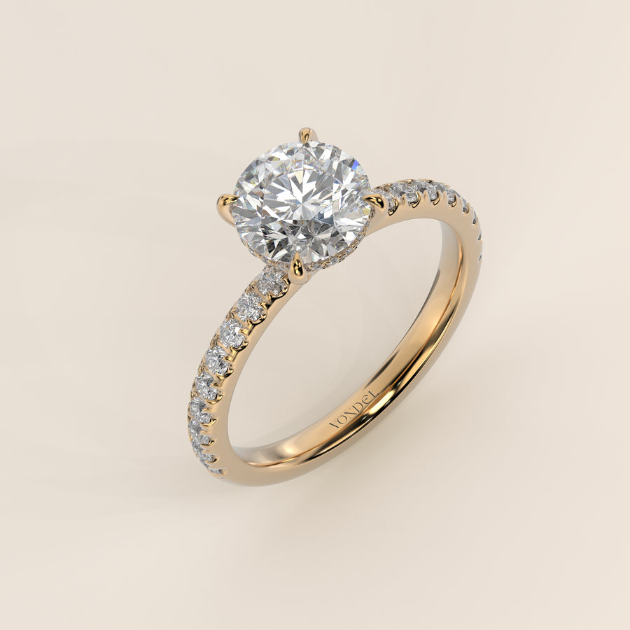 Verlovingsring rond lab grown diamant met hidden halo en pave band, geelgoud