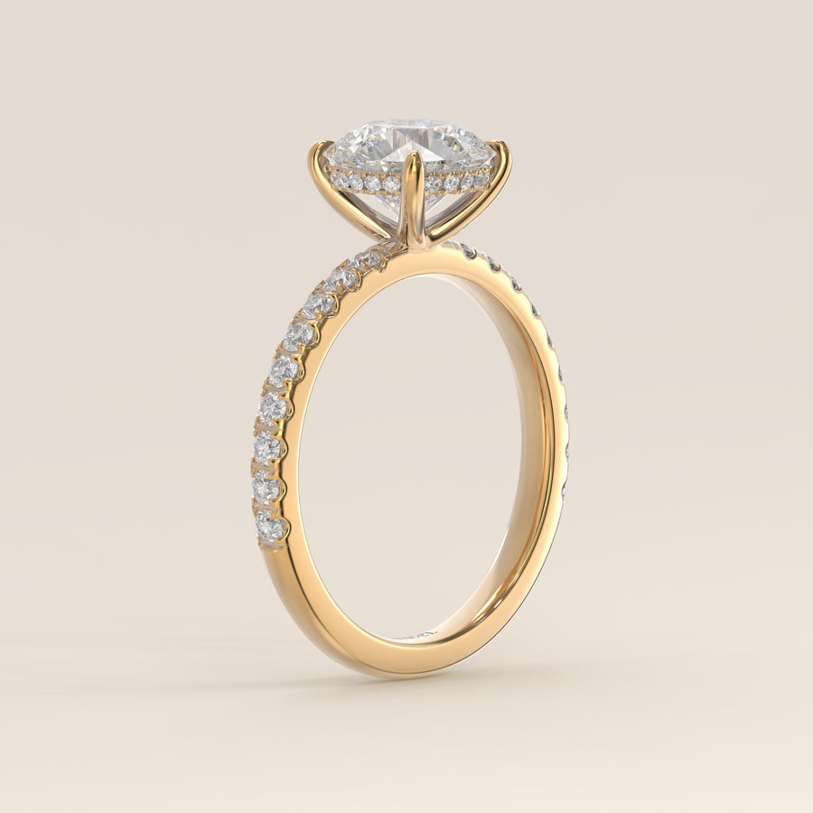 Verlovingsring rond lab grown diamant met hidden halo en pave band, geelgoud