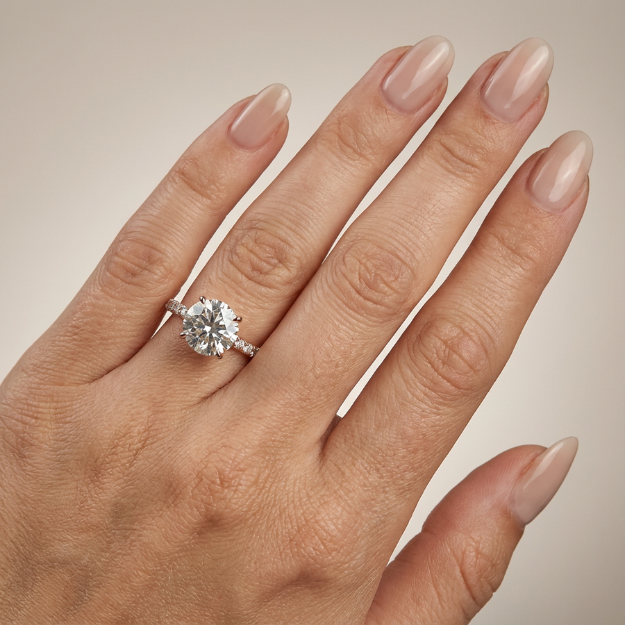 Verlovingsring rond lab grown diamant met hidden halo en pave band, rosegoud