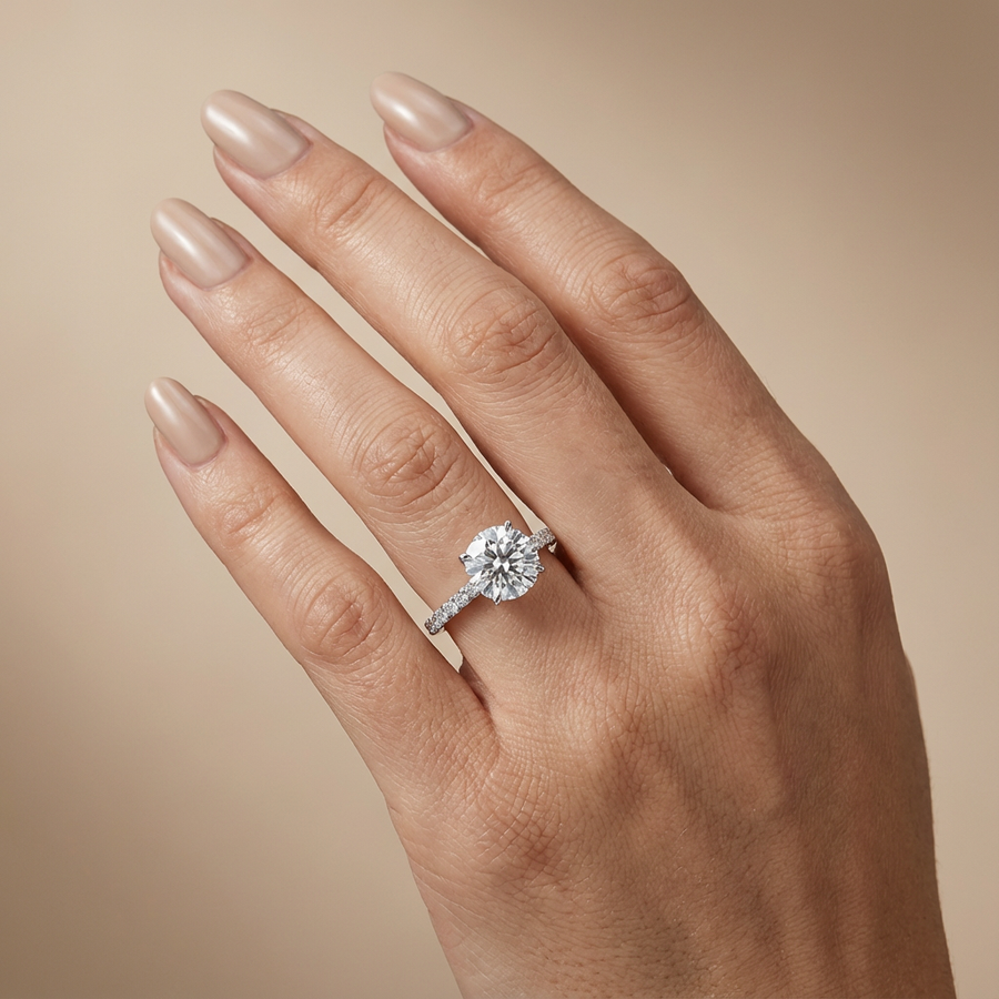 Verlovingsring rond lab grown diamant met hidden halo en pave band, witgoud