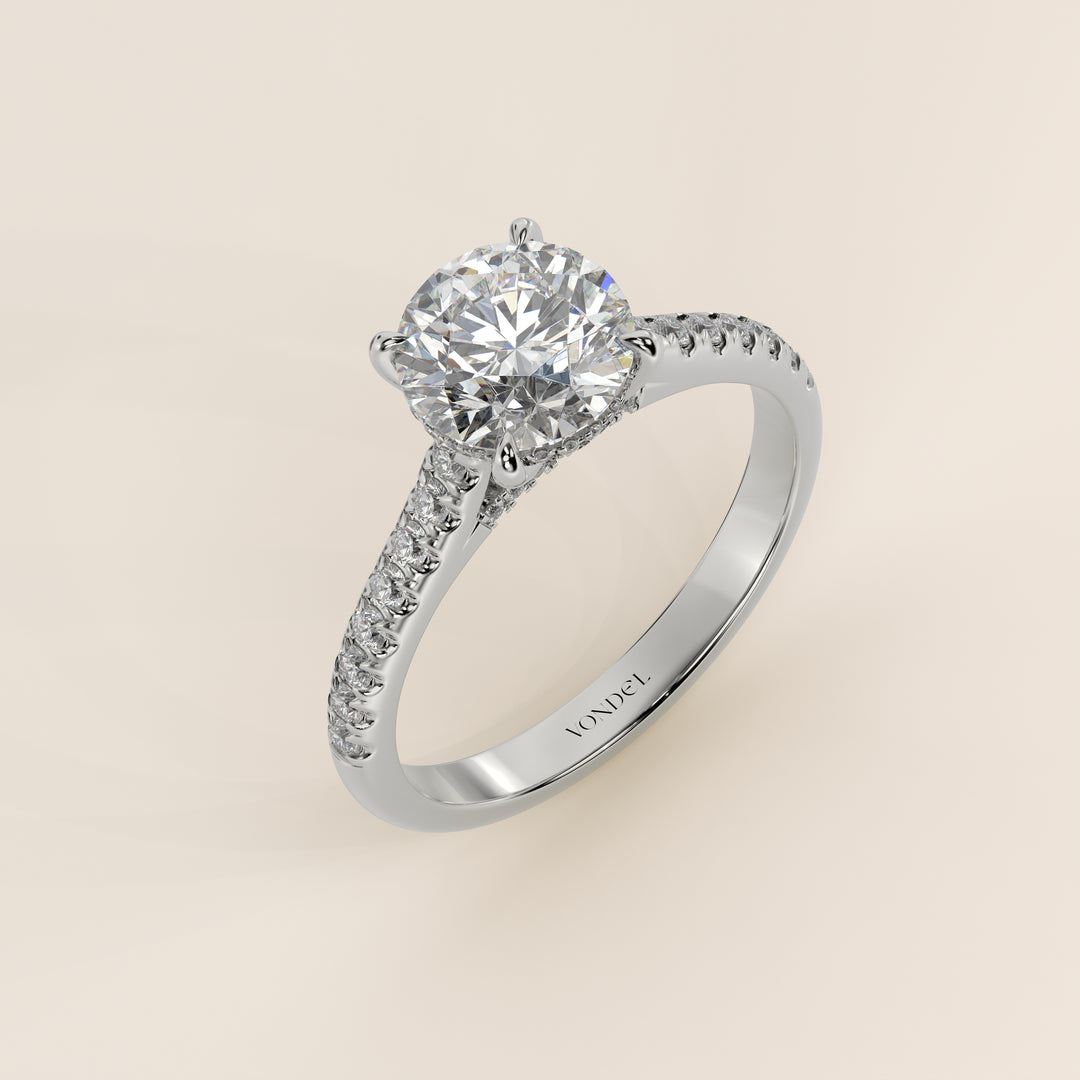 Verlovingsring rond lab grown diamant met pave band, hidden halo en diamond bridge, witgoud