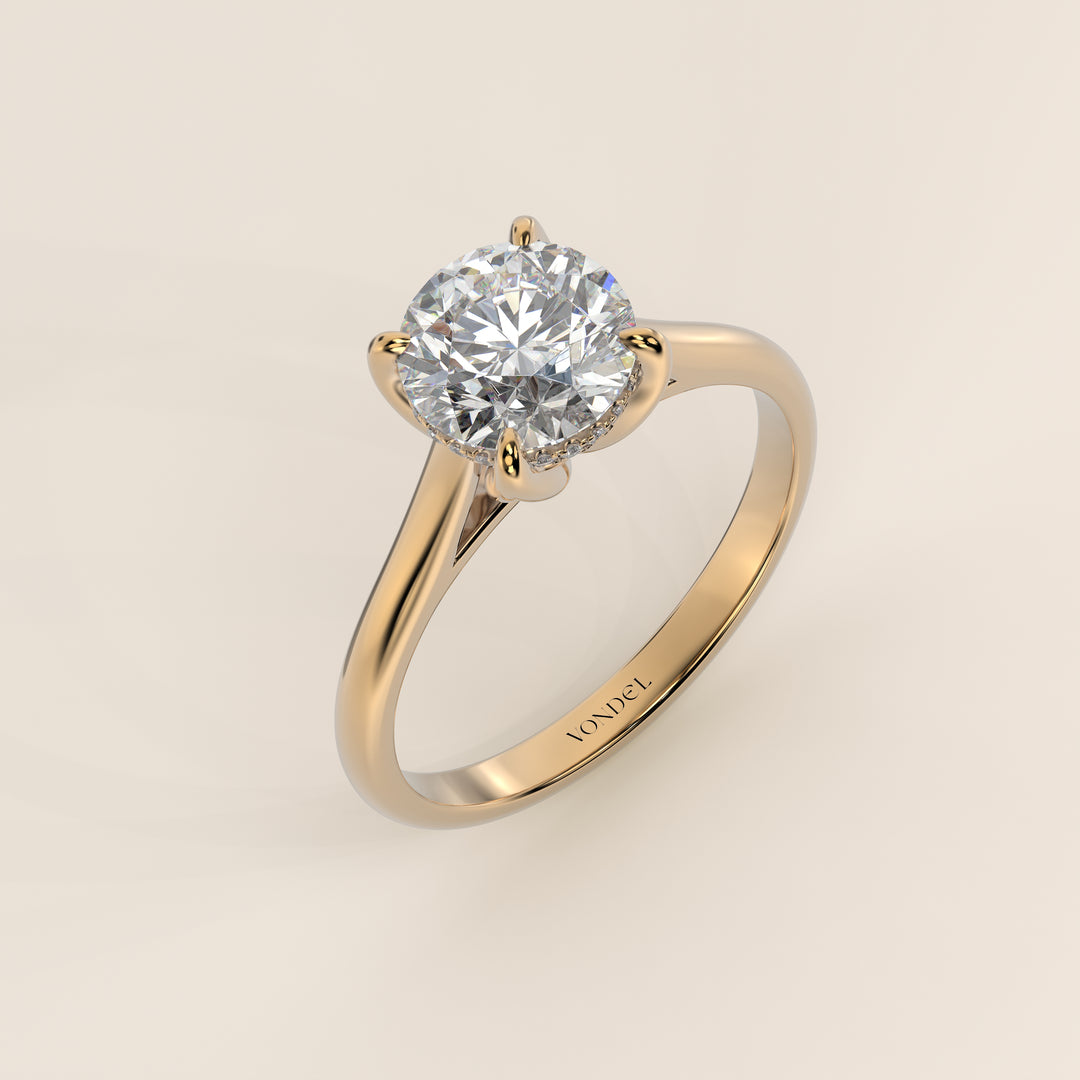 Verlovingsring rond lab grown diamant met petal prongs en hidden halo, geelgoud