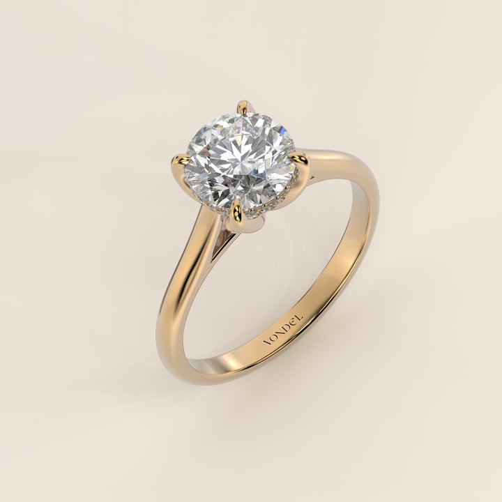 Verlovingsring rond lab grown diamant met petal prongs en hidden halo, geelgoud