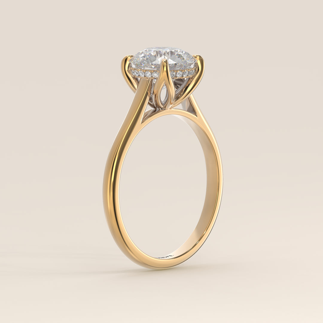 Verlovingsring rond lab grown diamant met petal prongs en hidden halo, geelgoud