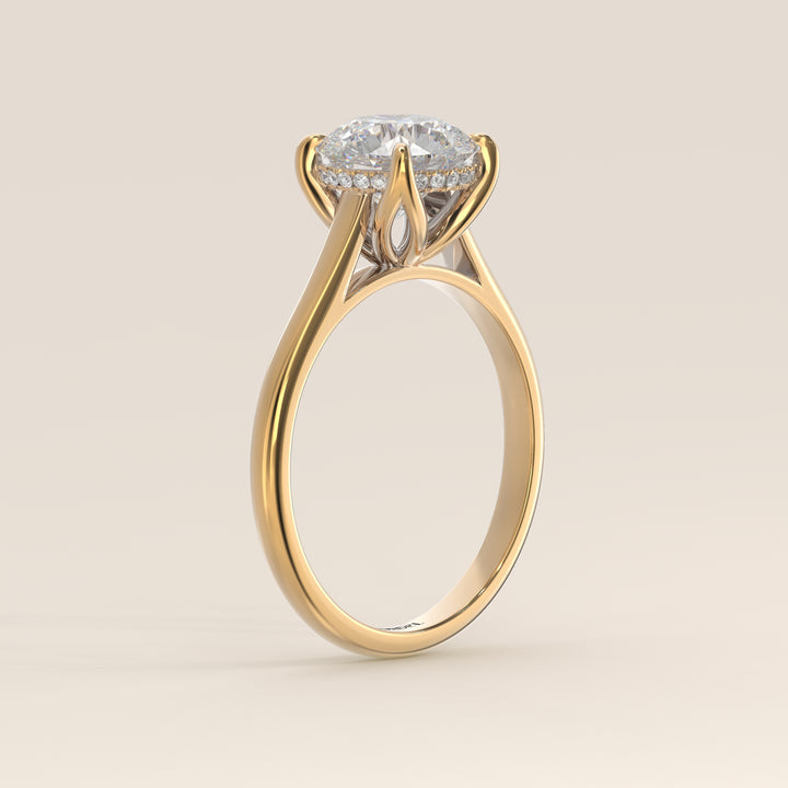 Verlovingsring rond lab grown diamant met petal prongs en hidden halo, geelgoud