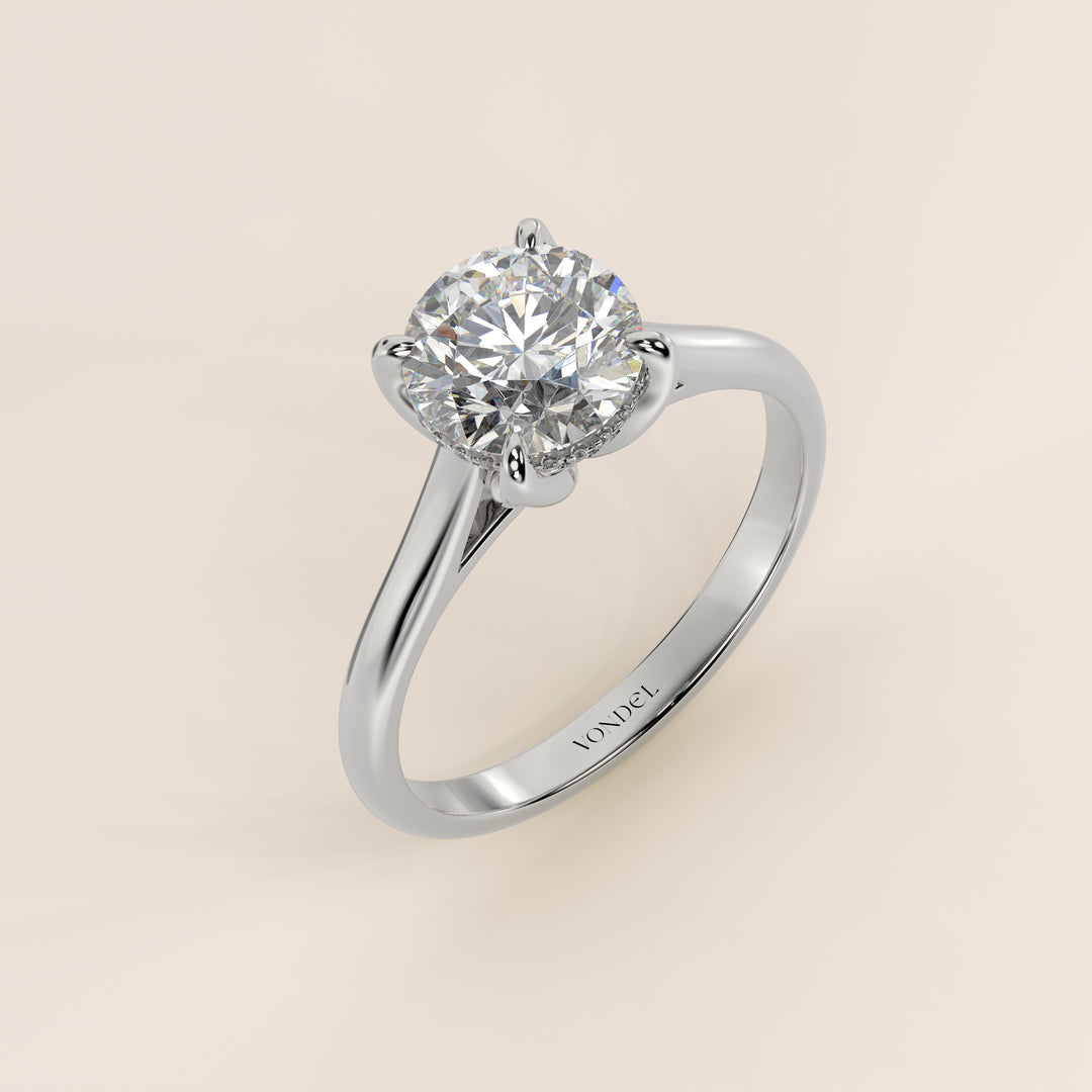 Verlovingsring rond lab grown diamant met petal prongs en hidden halo, witgoud