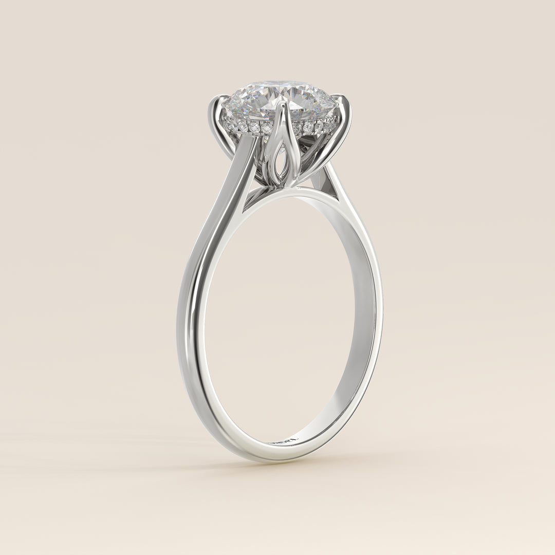 Verlovingsring rond lab grown diamant met petal prongs en hidden halo, witgoud