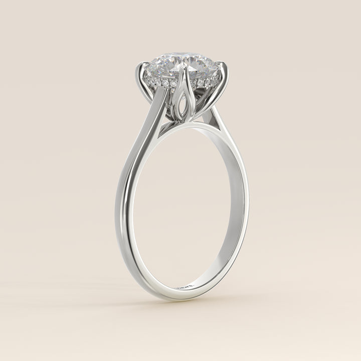 Verlovingsring rond lab grown diamant met petal prongs en hidden halo, witgoud