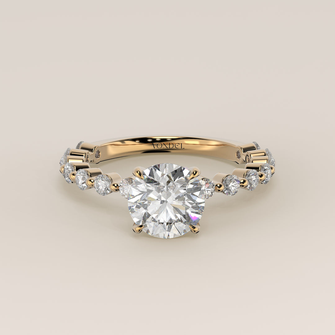 Verlovingsring rond lab grown diamant met ronde diamanten band, geelgoud