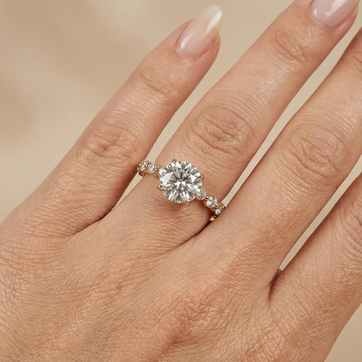 Verlovingsring rond lab grown diamant met ronde diamanten band, geelgoud