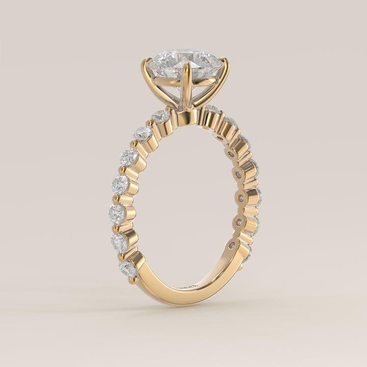 Verlovingsring rond lab grown diamant met ronde diamanten band, geelgoud