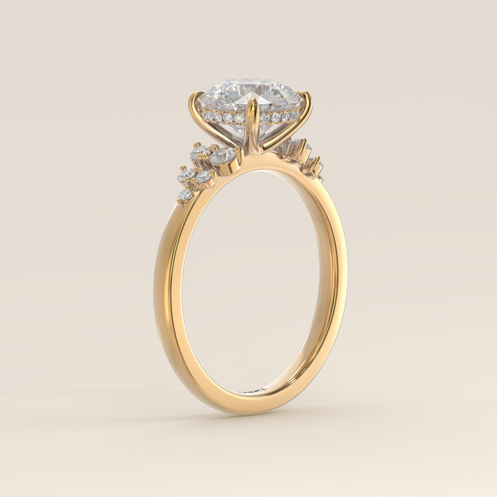 Verlovingsring rond lab grown diamant met snowdrift en hidden halo, geelgoud