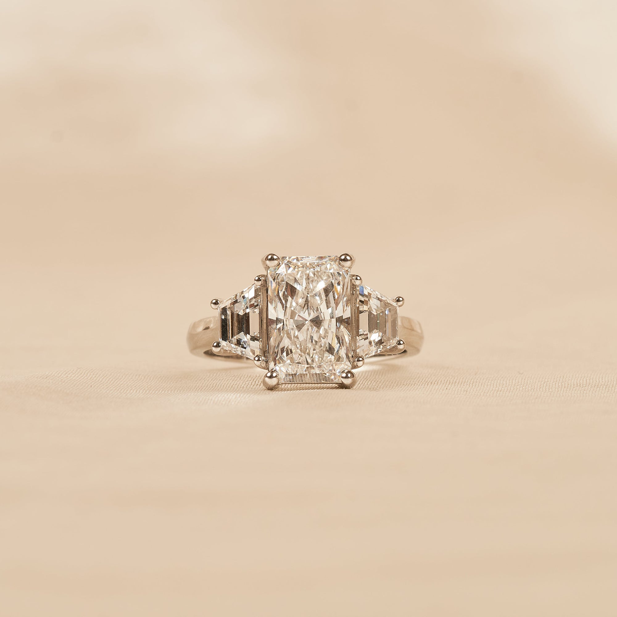 Kiara - Radiant Lab Grown Diamond Trilogy Ring - Platinum - 3,87 ct