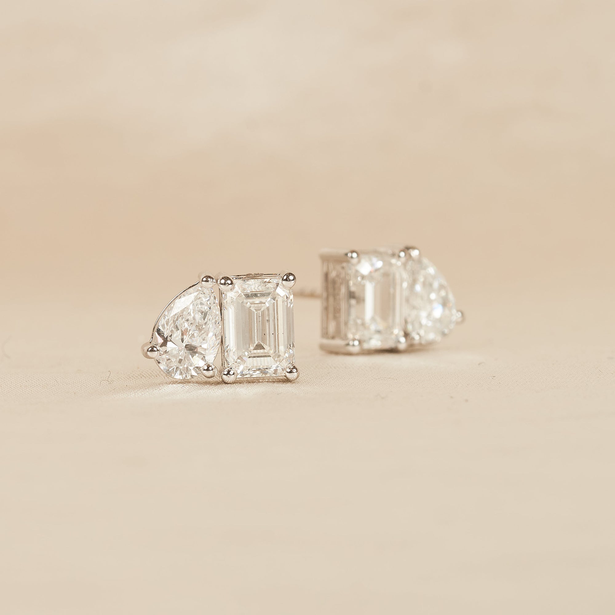 Rosalie - In Stock - Emerald Pear Toi et Moi Lab Grown Diamond Stud Earrings - 18K Gold - 3,3 ct