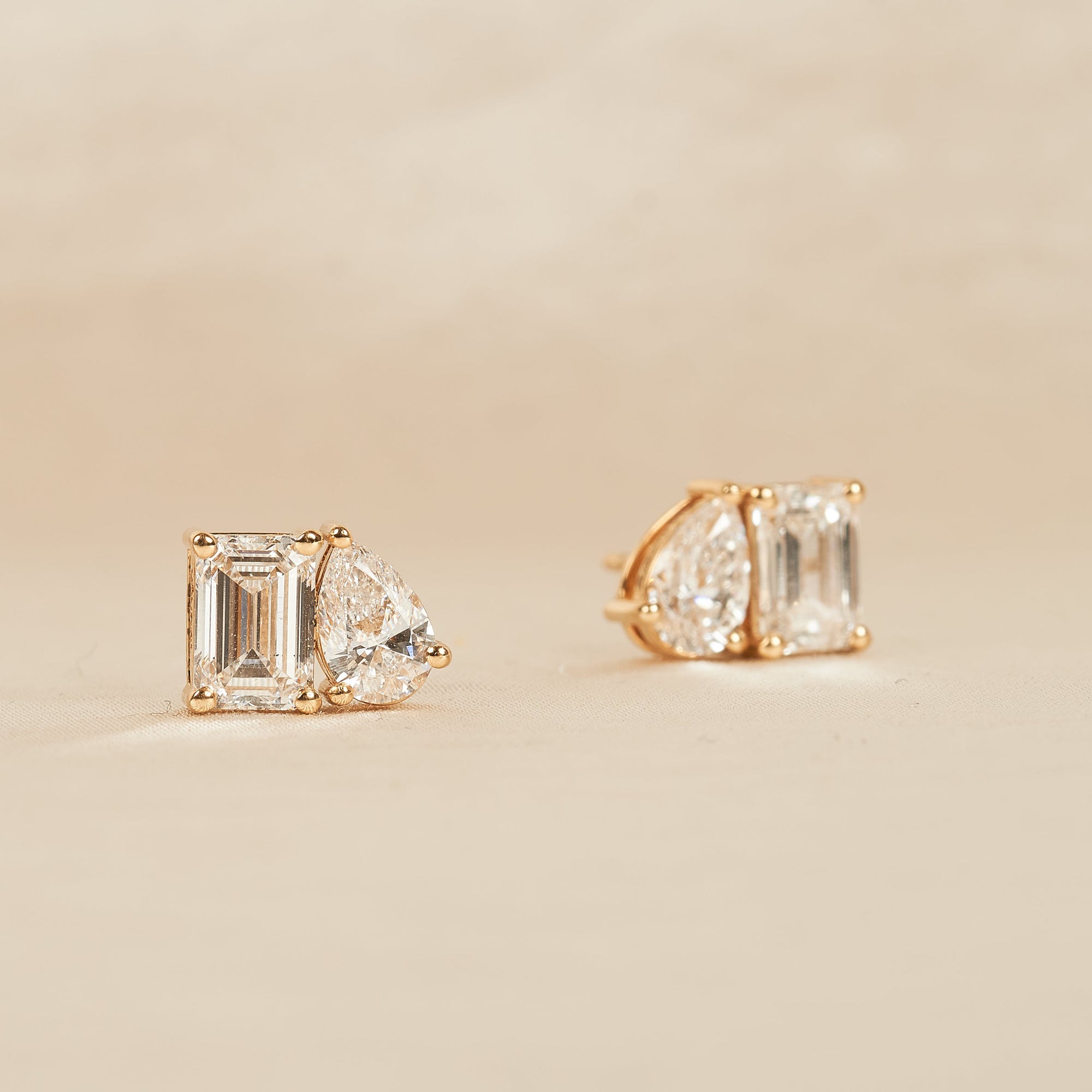 Rosalie - In Stock - Emerald Pear Toi et Moi Lab Grown Diamond Stud Earrings - 18K Gold - 3,3 ct