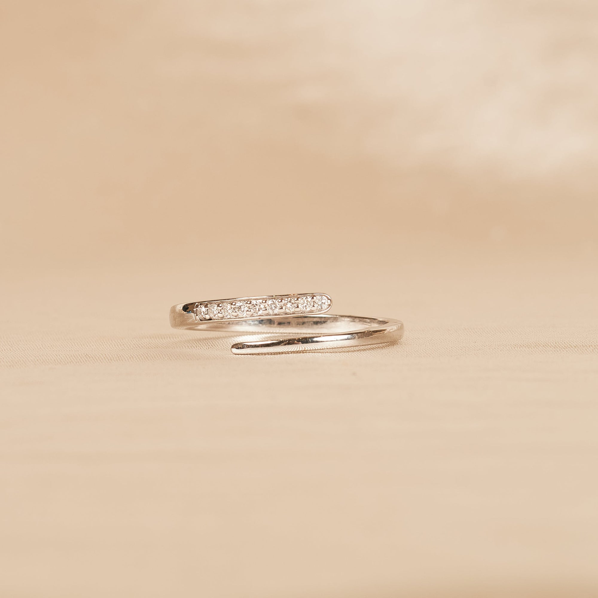 Aimée - In Stock - Wrap Around Lab Grown Diamond Ring with Round Brilliants - 18K Gold - 0,07 ct