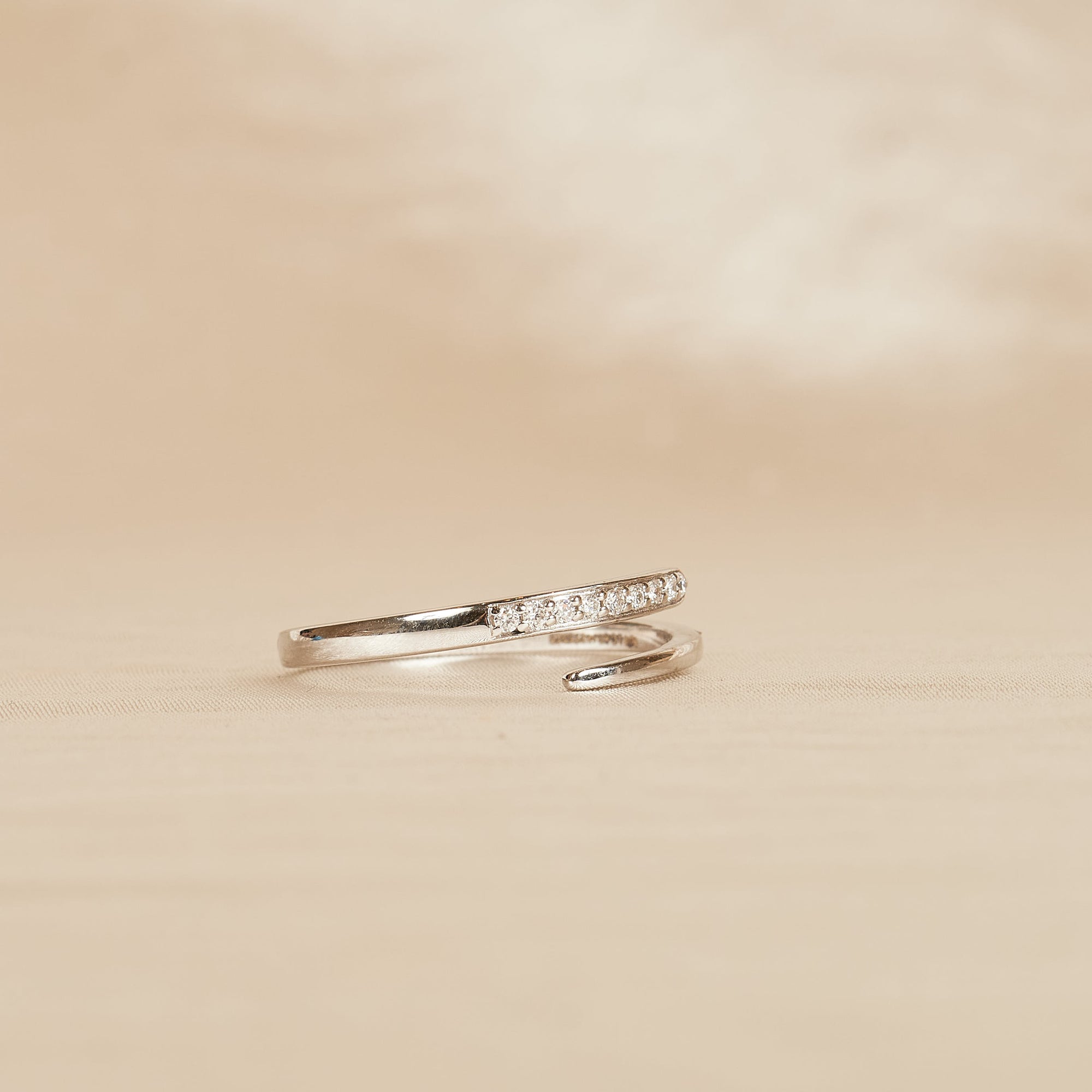 Aimée - In Stock - Wrap Around Lab Grown Diamond Ring with Round Brilliants - 18K Gold - 0,07 ct