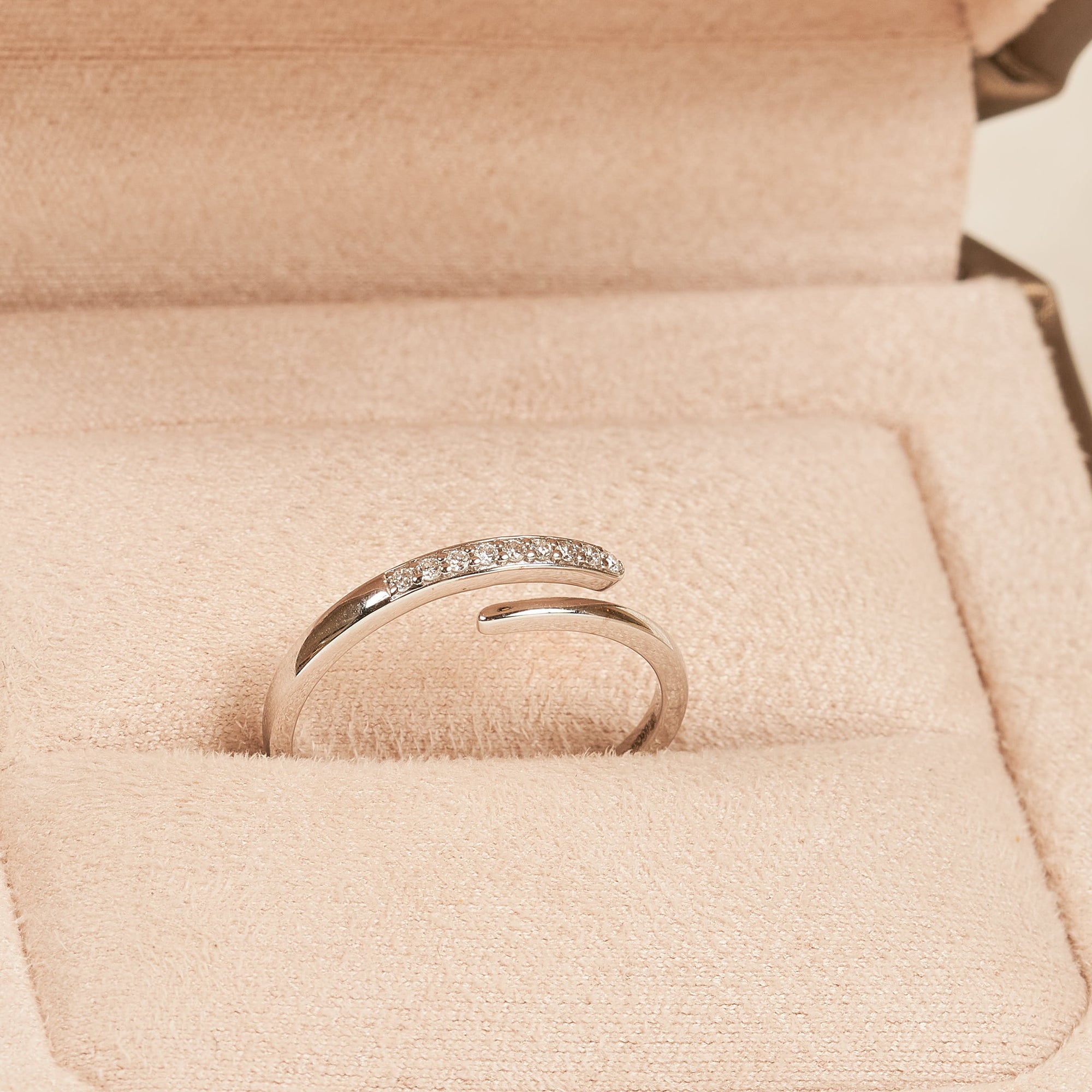 Aimée - In Stock - Wrap Around Lab Grown Diamond Ring with Round Brilliants - 18K Gold - 0,07 ct