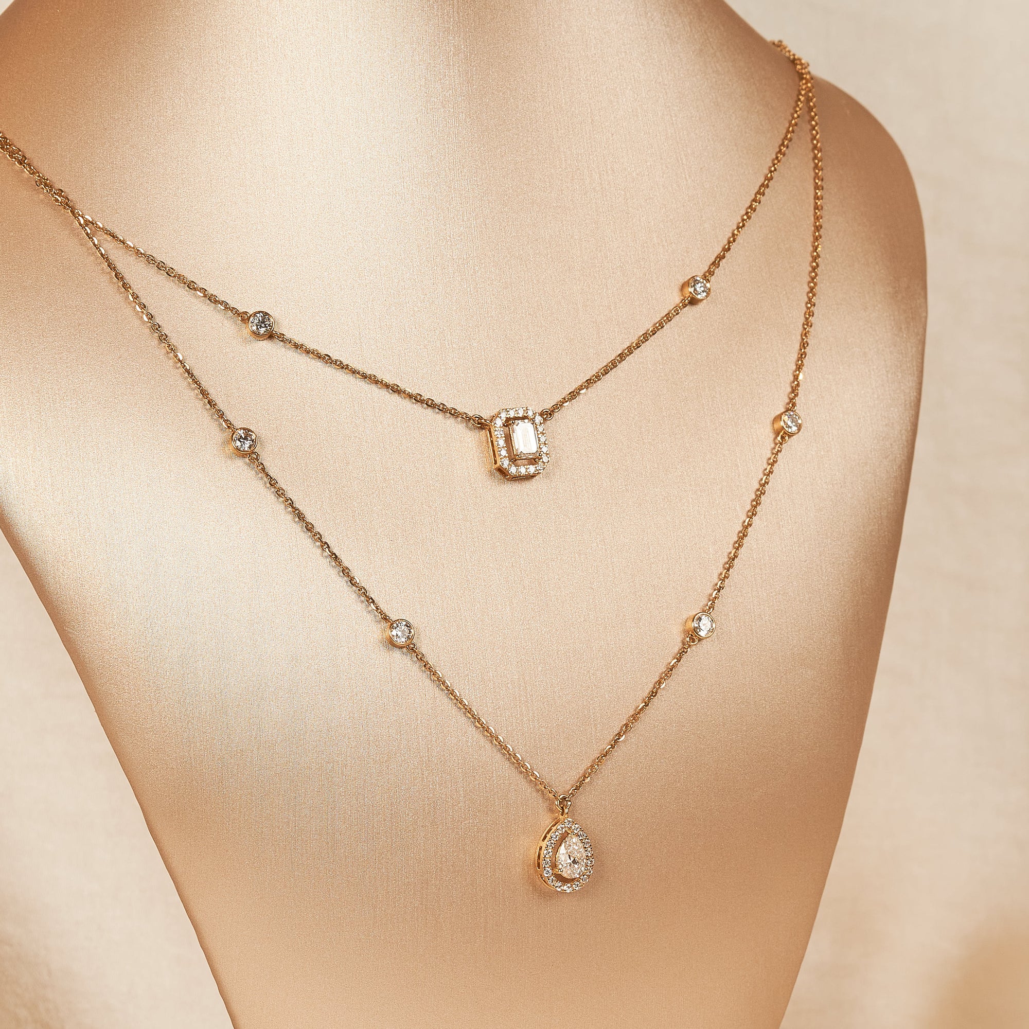 Round Brilliant Halo Pendant Necklace - 18K Gold - 1.61 ct