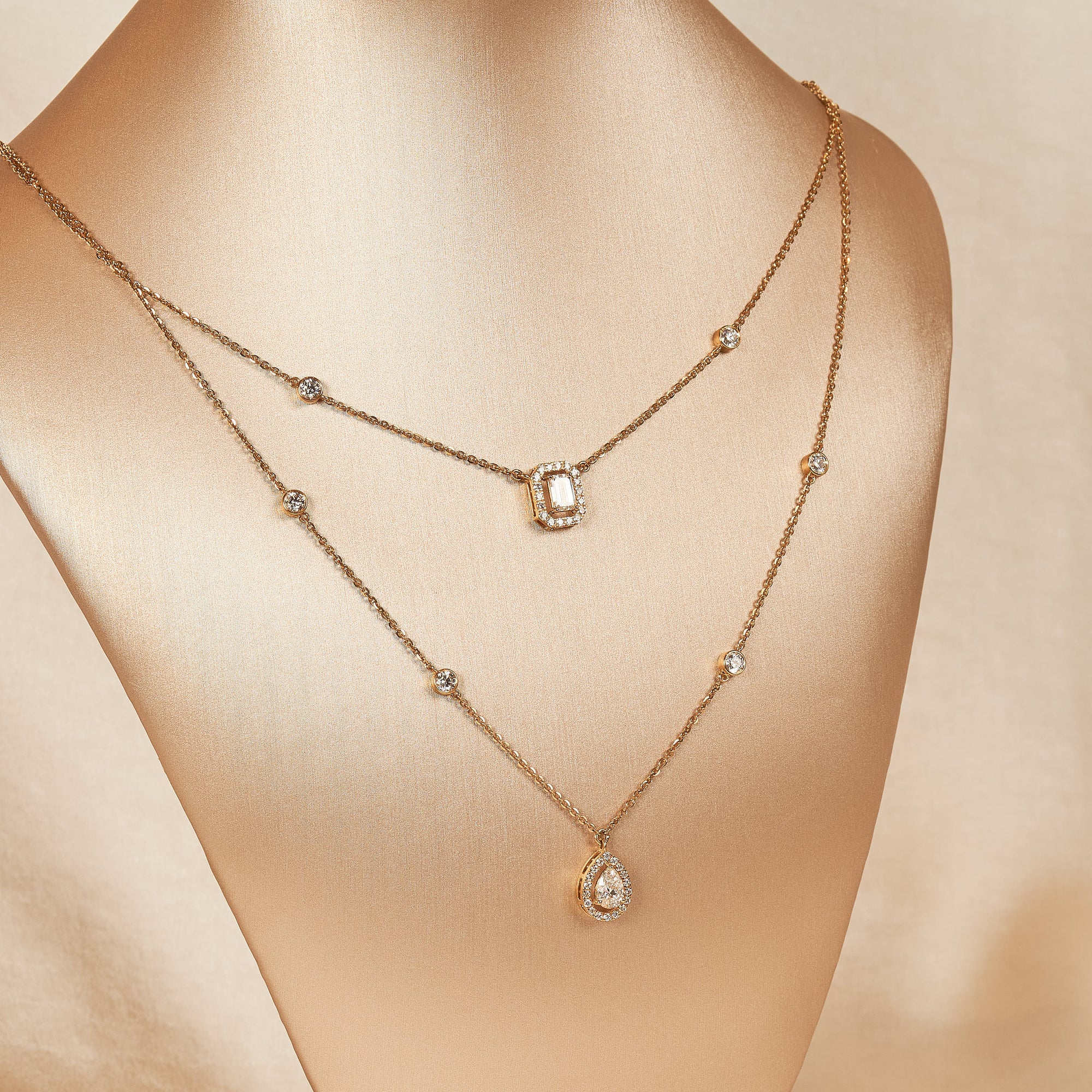 Round Brilliant Halo Pendant Necklace - 18K Gold - 1.61 ct