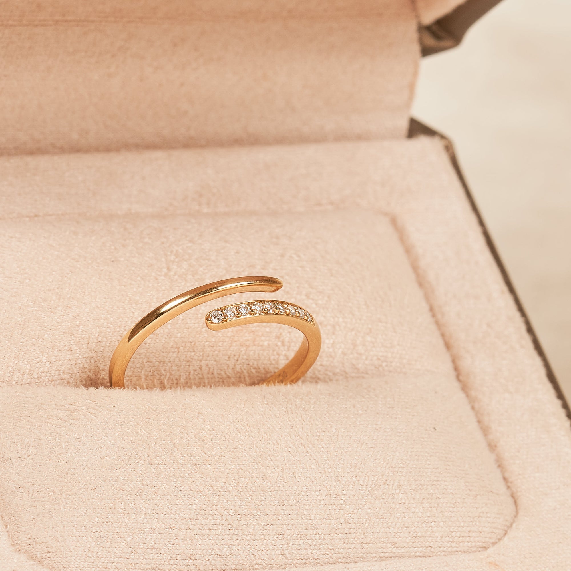 Aimée - In Stock - Wrap Around Lab Grown Diamond Ring with Round Brilliants - 18K Gold - 0,07 ct