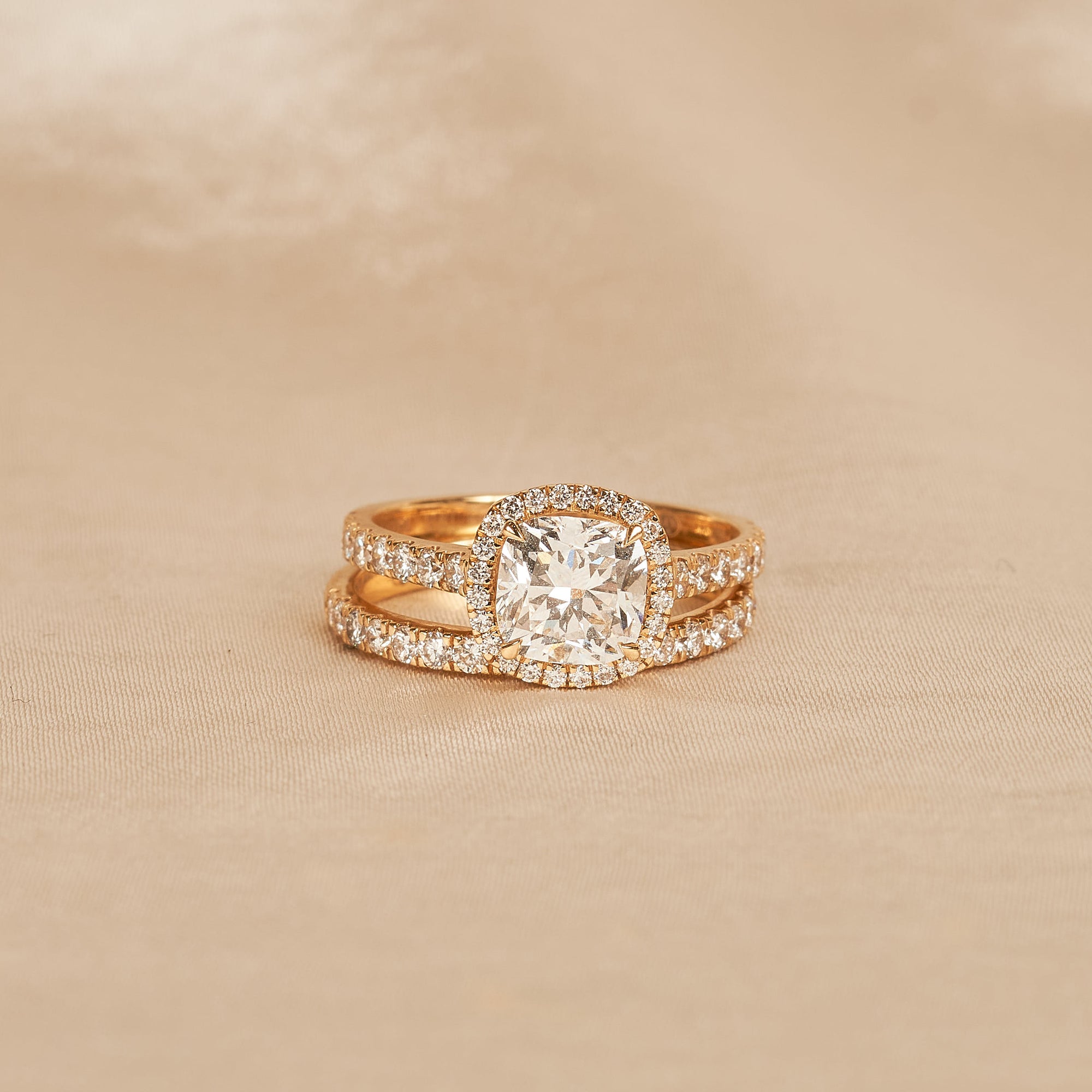 Christina - Cushion Halo Lab Grown Diamond Ring with Pave Band and Stacking Ring Set - 18K Yellow Gold - 2,43 ct