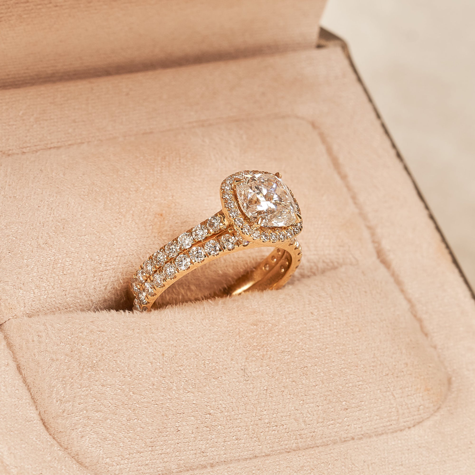 Christina - Cushion Halo Lab Grown Diamond Ring with Pave Band and Stacking Ring Set - 18K Yellow Gold - 2,43 ct