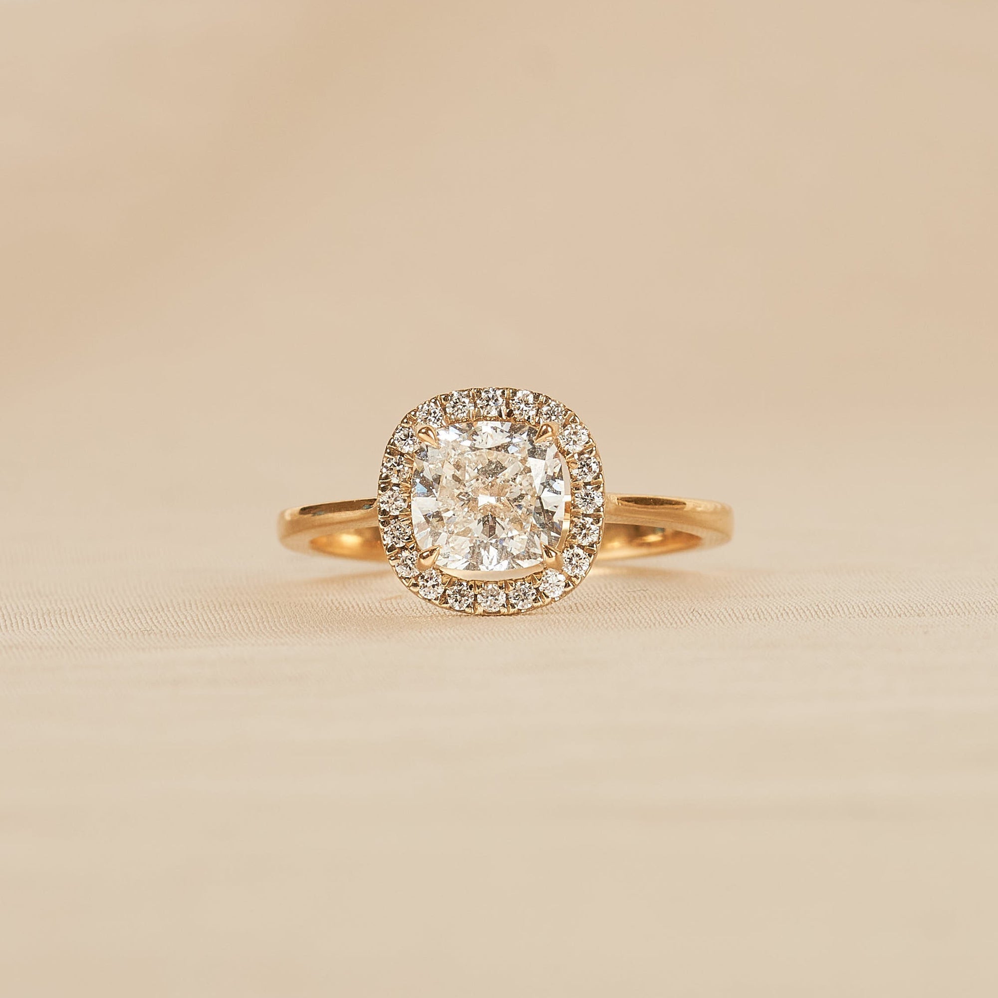 Veronica - In Stock - Cushion Halo Lab Grown Diamond Ring - 18K Yellow Gold - 1,70 ct