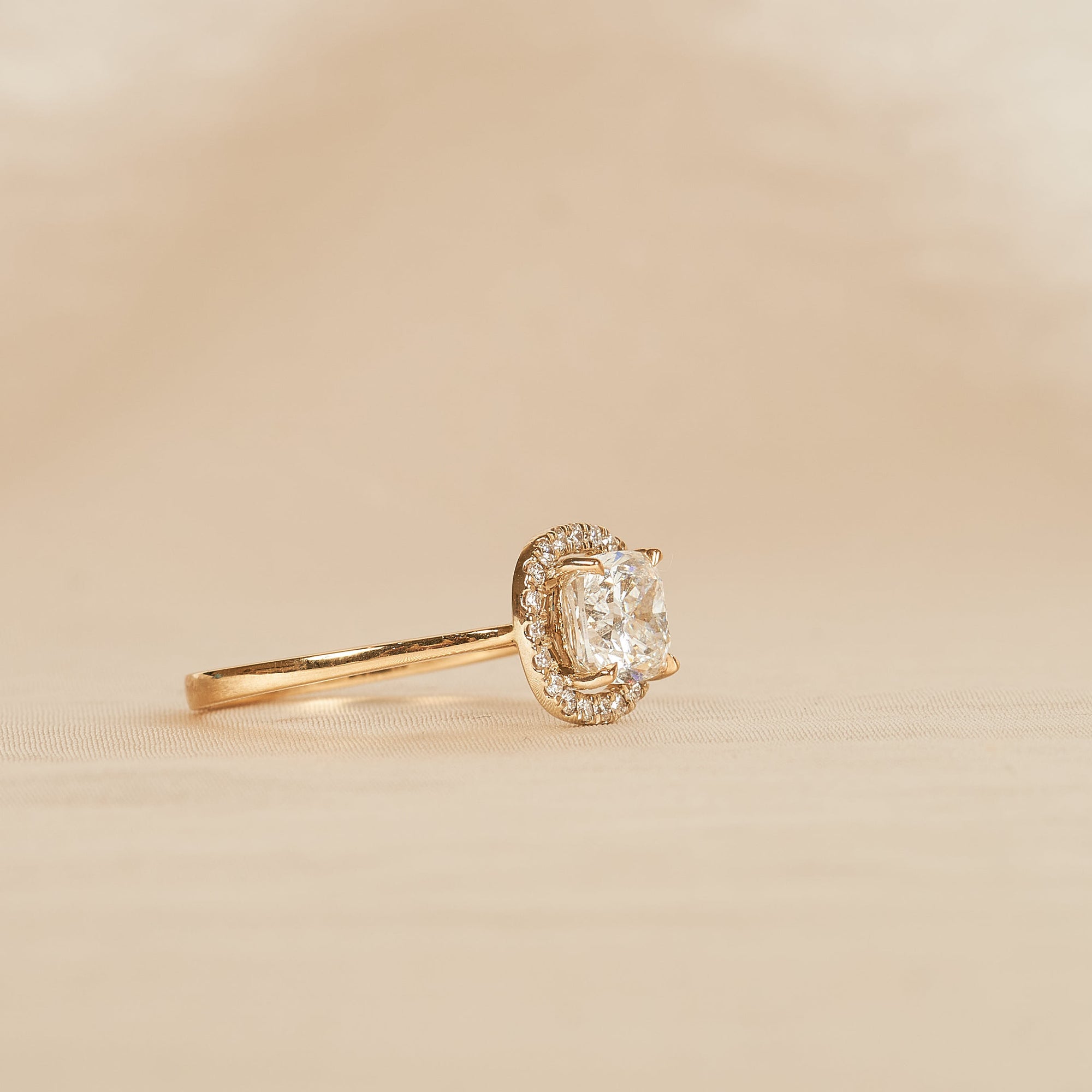 Veronica - In Stock - Cushion Halo Lab Grown Diamond Ring - 18K Yellow Gold - 1,70 ct