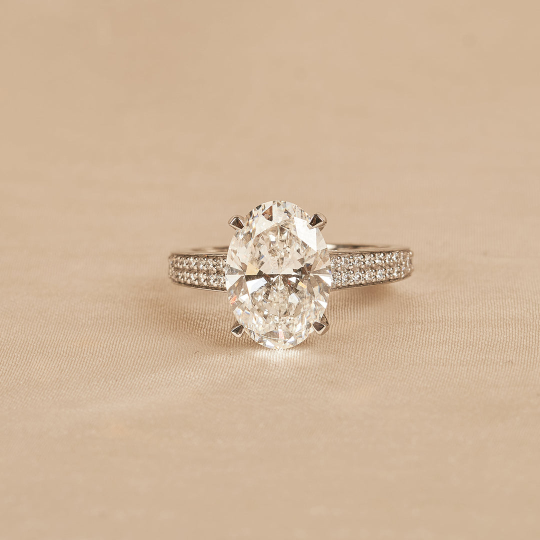 Louise – Oval Solitair Lab Grown Diamond Ring with Wide Pave Band and Hidden Halo