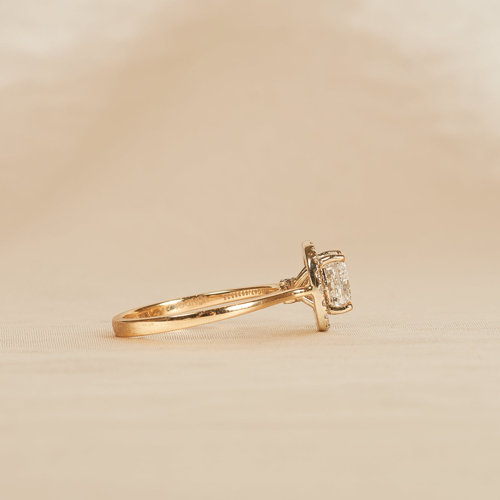 Veronica - In Stock - Cushion Halo Lab Grown Diamond Ring - 18K Yellow Gold - 1,70 ct