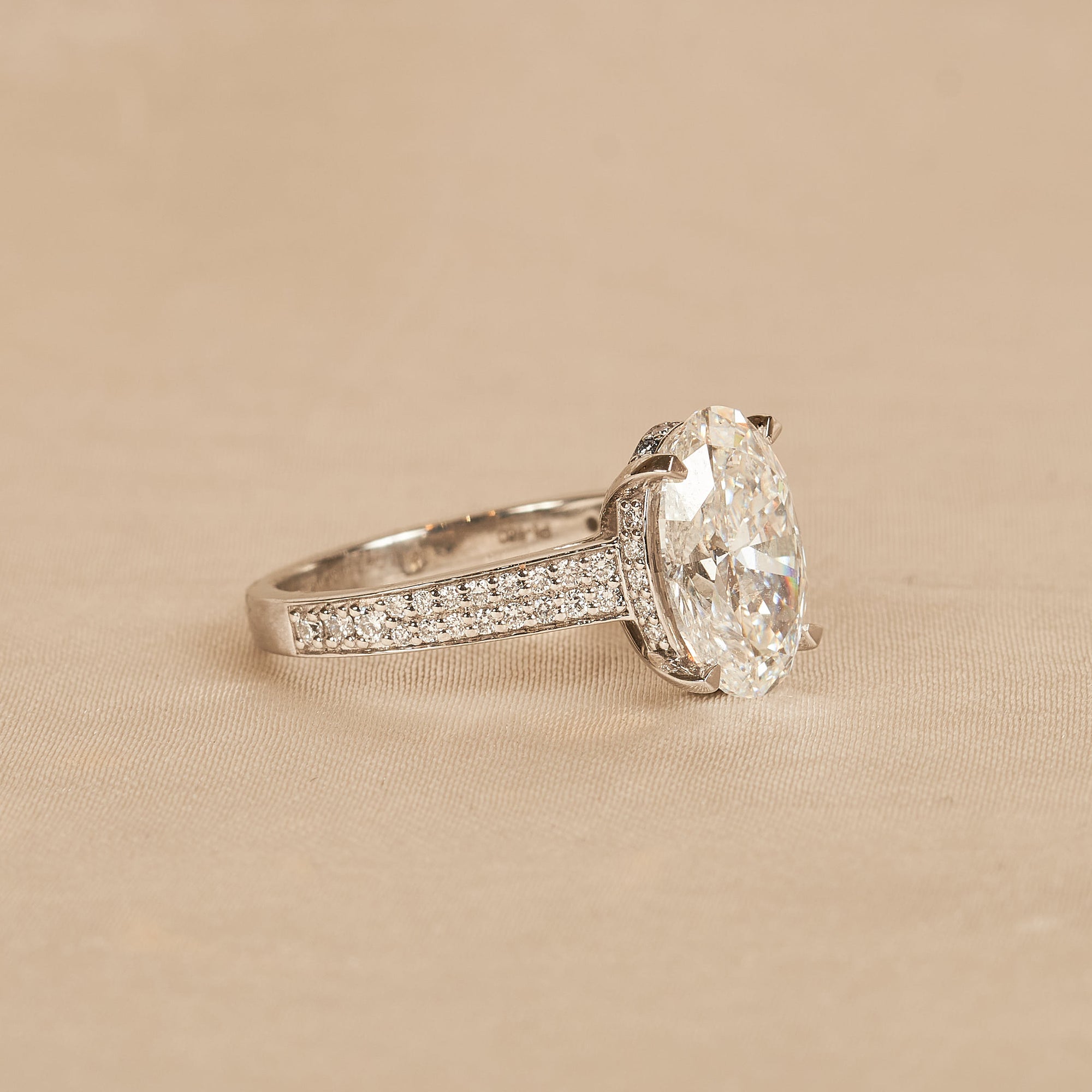 Louise – Oval Solitair Lab Grown Diamond Ring with Wide Pave Band and Hidden Halo