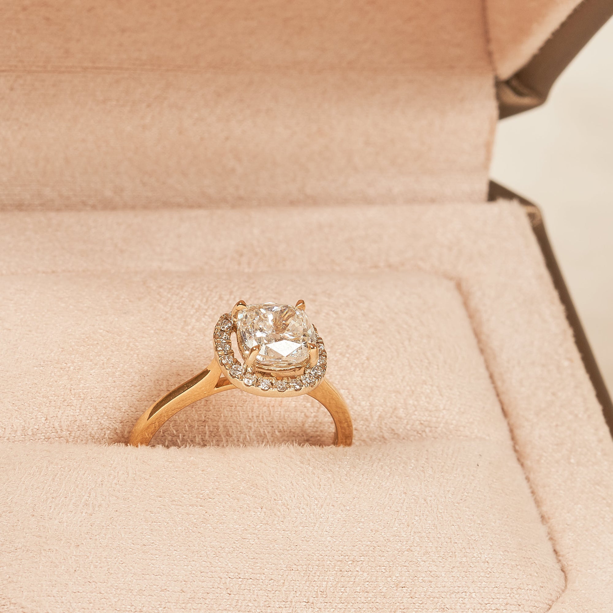 Veronica - In Stock - Cushion Halo Lab Grown Diamond Ring - 18K Yellow Gold - 1,70 ct