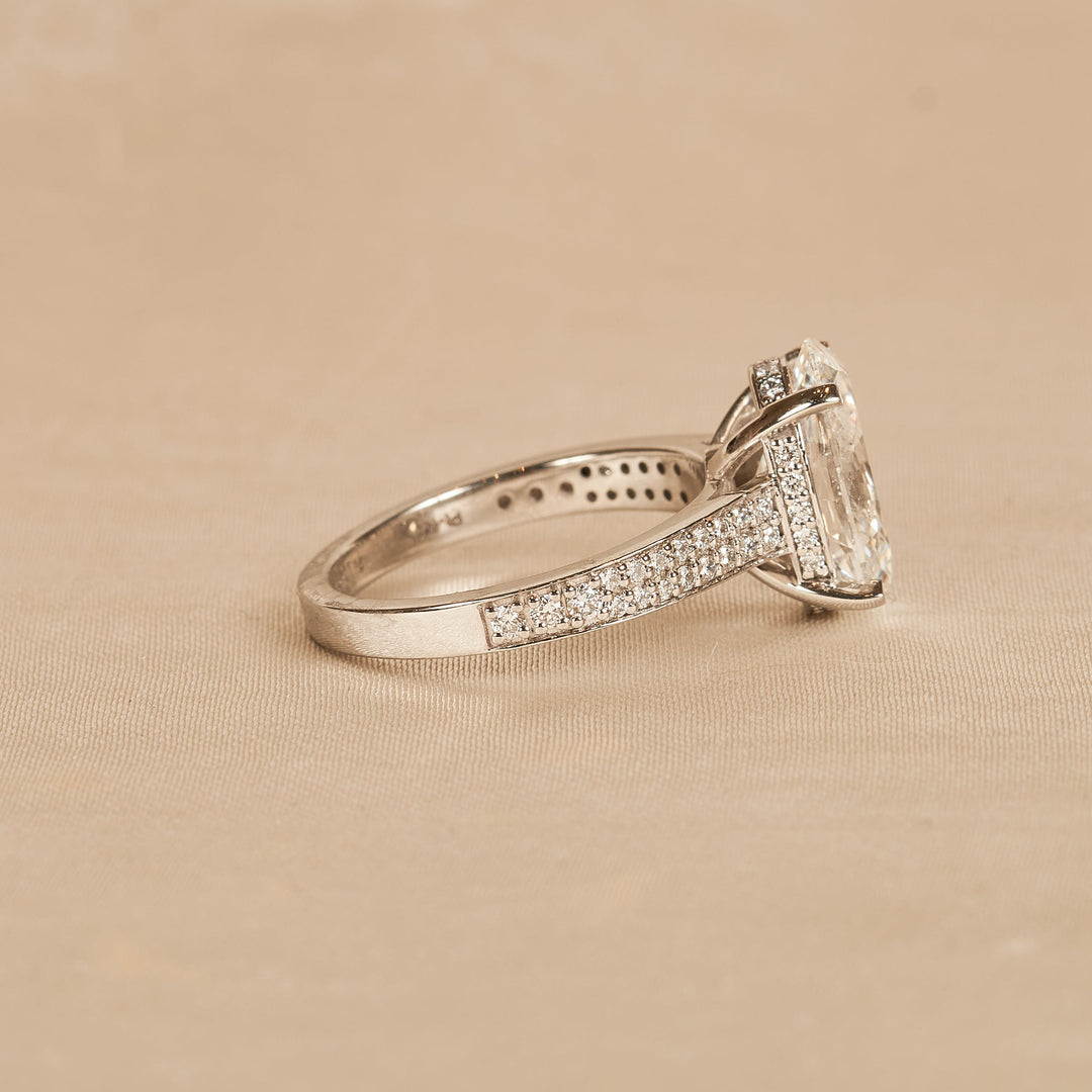 Louise – Oval Solitair Lab Grown Diamond Ring with Wide Pave Band and Hidden Halo
