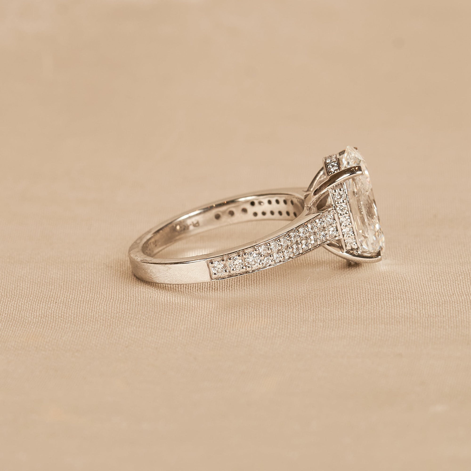 Louise – Oval Solitair Lab Grown Diamond Ring with Wide Pave Band and Hidden Halo
