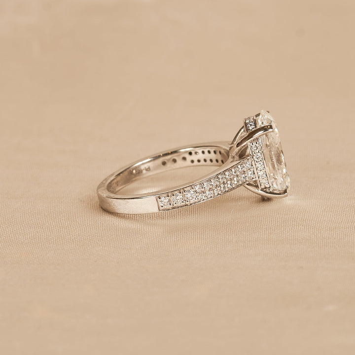 Louise – Oval Solitair Lab Grown Diamond Ring with Wide Pave Band and Hidden Halo