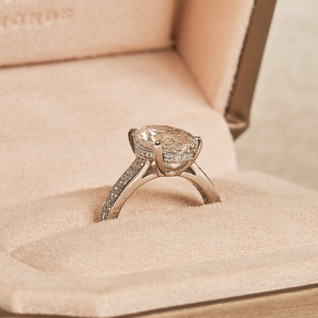 Louise – Oval Solitair Lab Grown Diamond Ring with Wide Pave Band and Hidden Halo