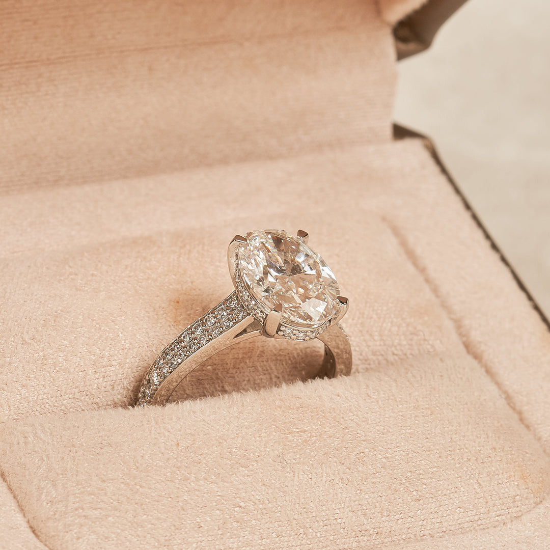 Louise – Oval Solitair Lab Grown Diamond Ring with Wide Pave Band and Hidden Halo