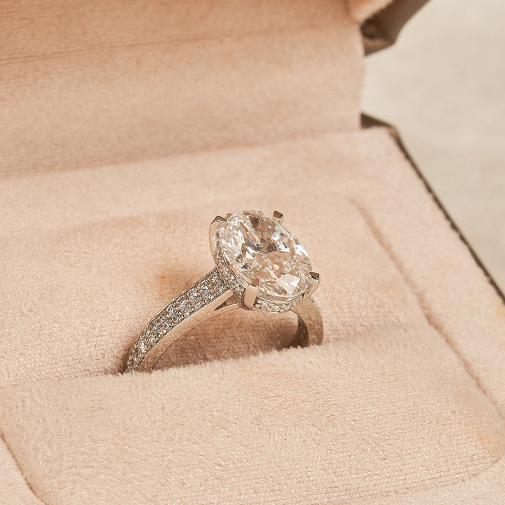 Louise – Oval Solitair Lab Grown Diamond Ring with Wide Pave Band and Hidden Halo