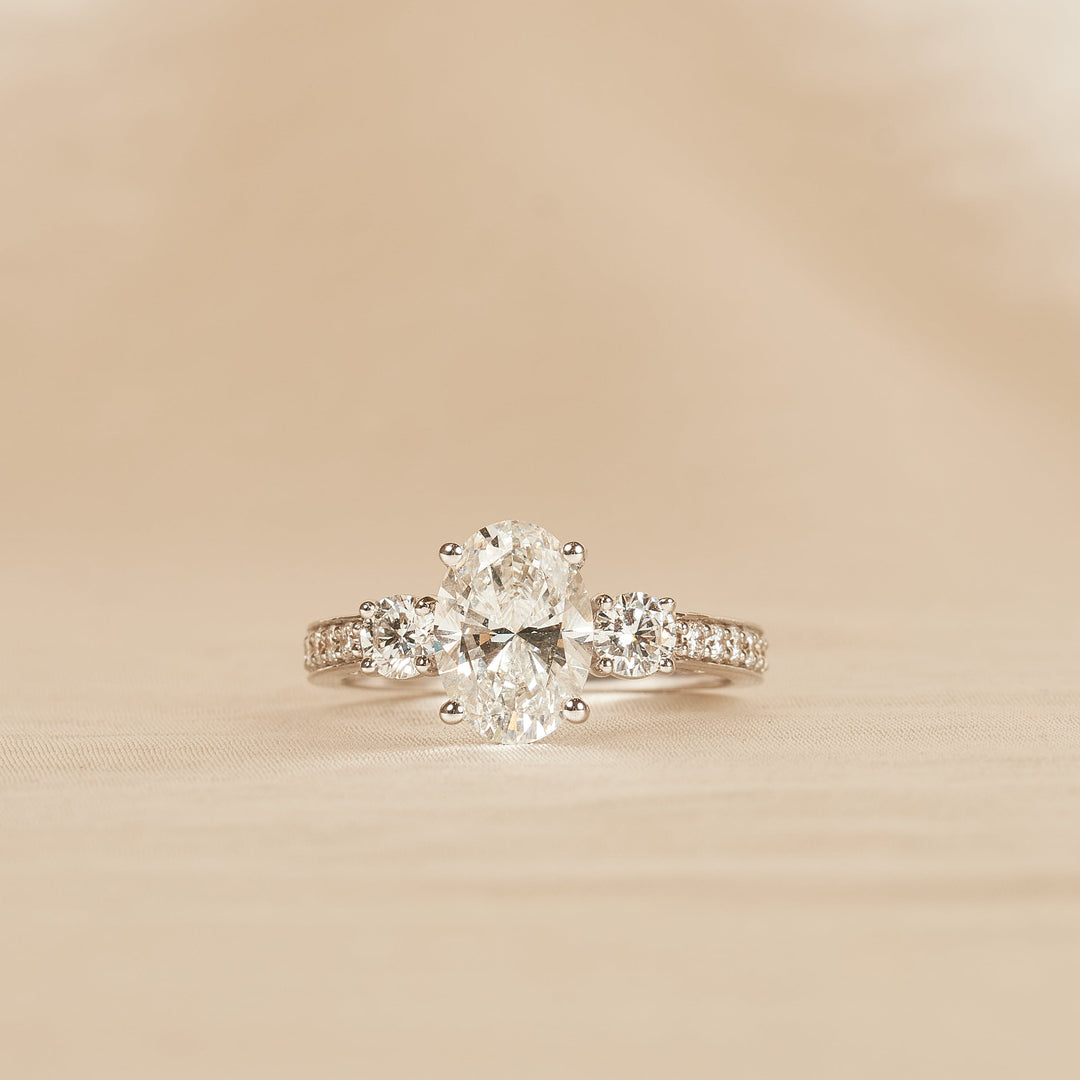 Oval Trilogy Ring met Pave Band - 2,6 ct