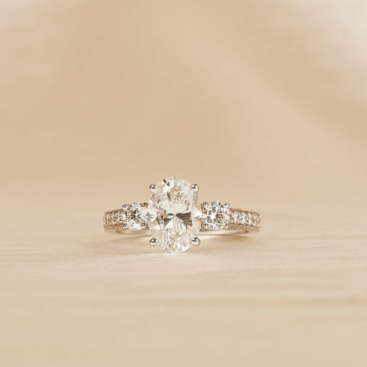 Oval Trilogy Ring met Pave Band - 2,6 ct