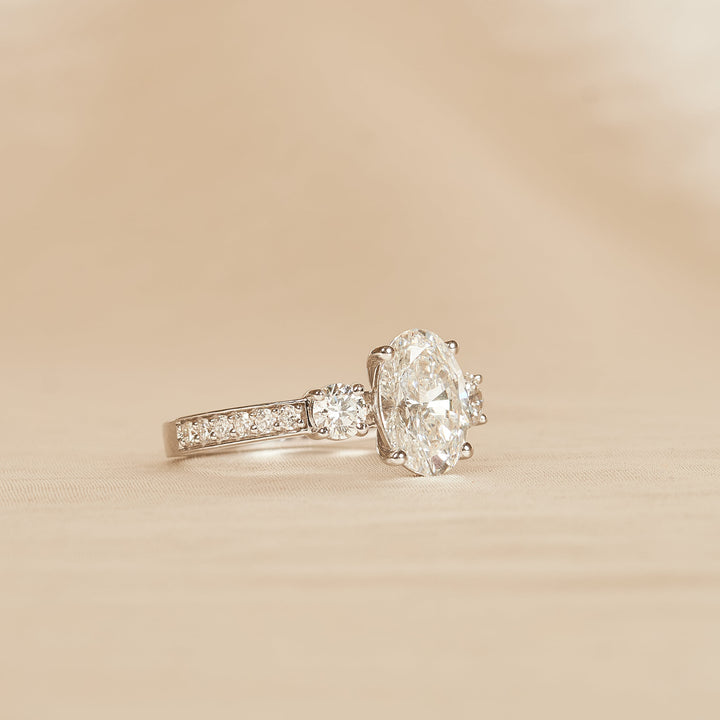 Oval Trilogy Ring met Pave Band - 2,6 ct