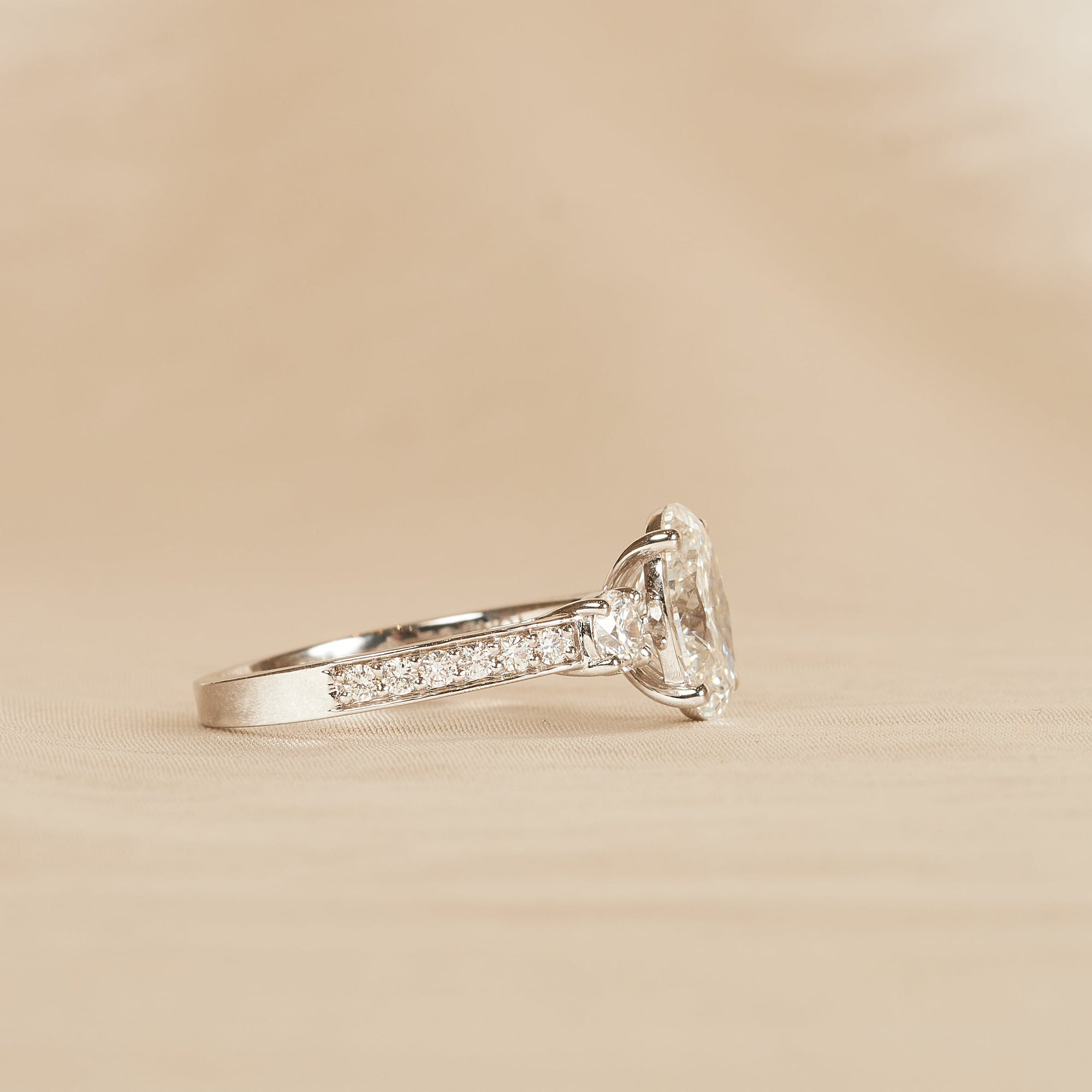 Isadora - In Stock - Oval Trilogy Lab Grown Diamond Ring with Pave Band - 18K Gold - 2,6 ct