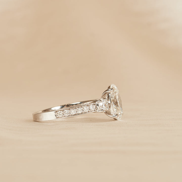 Oval Trilogy Ring met Pave Band - 2,6 ct