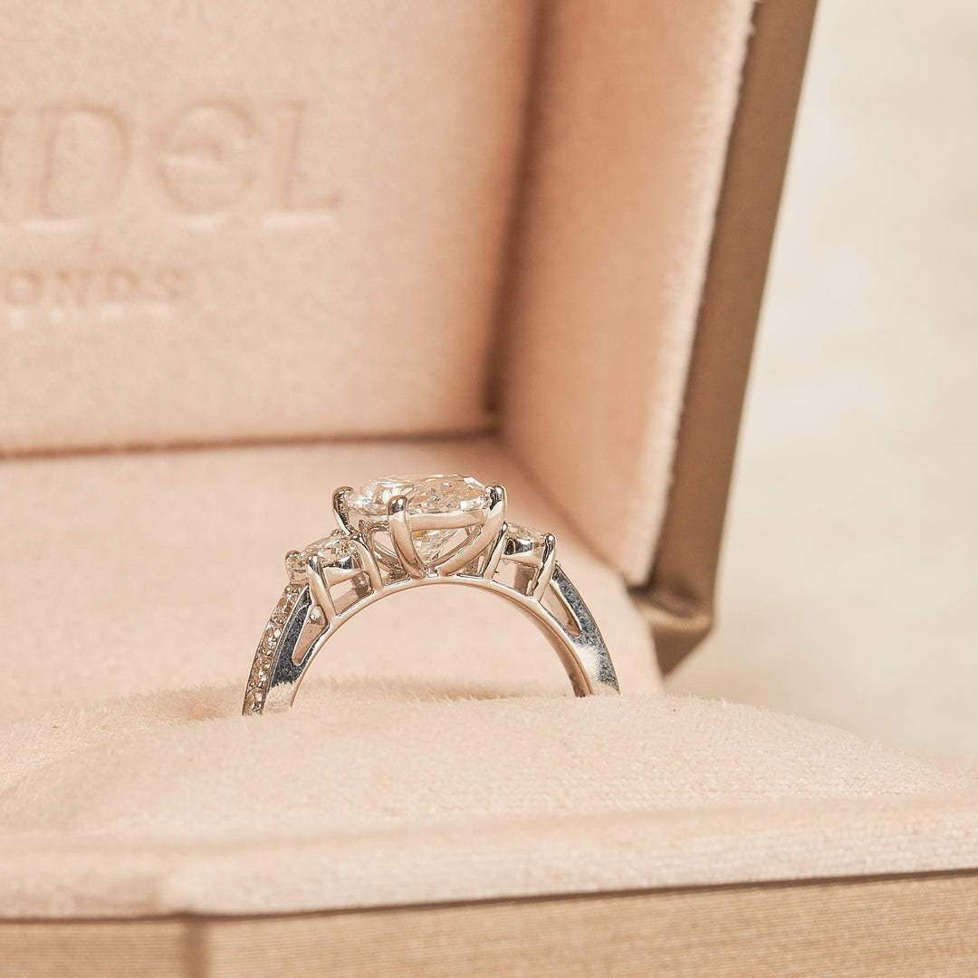 Oval Trilogy Ring met Pave Band - 2,6 ct