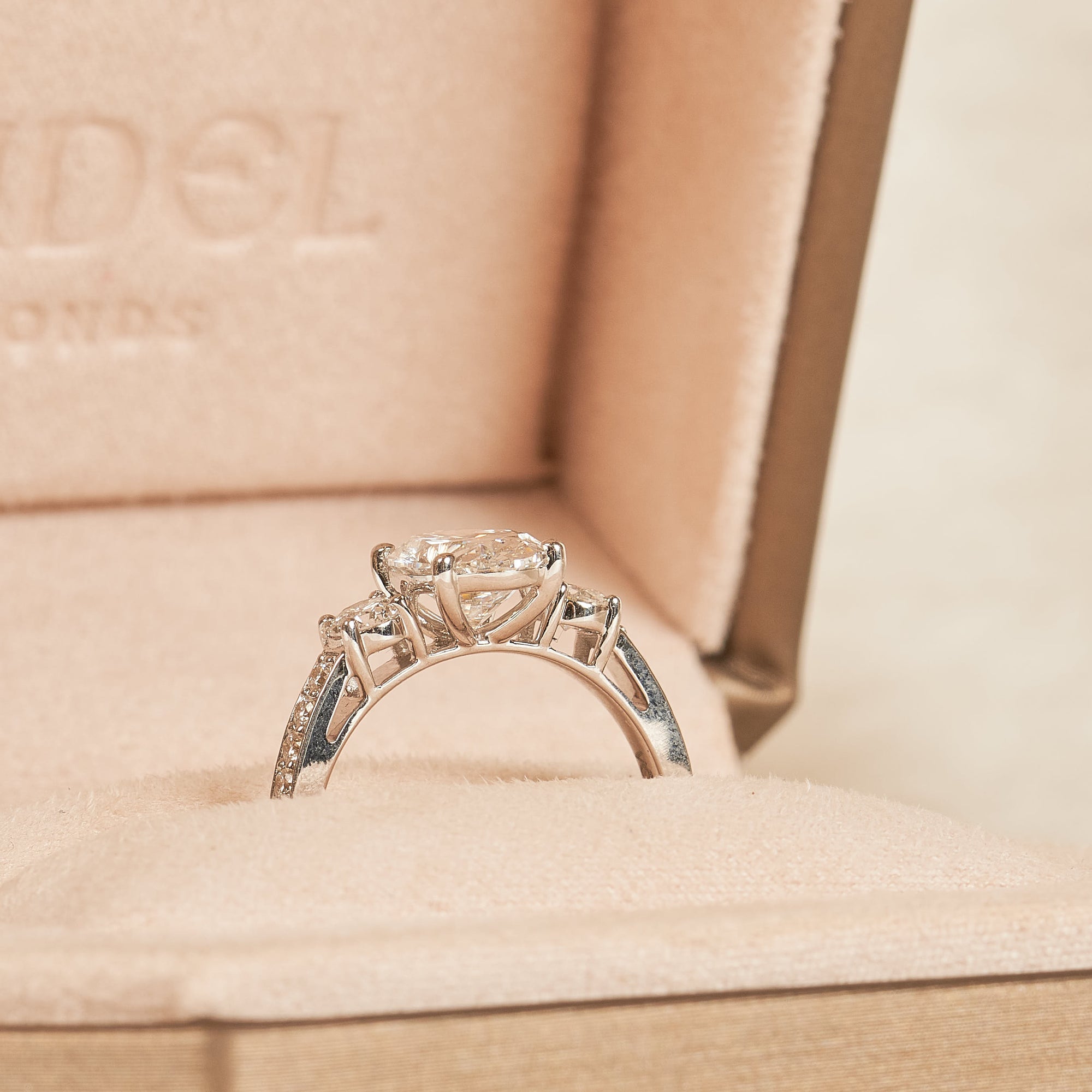 Isadora - In Stock - Oval Trilogy Lab Grown Diamond Ring with Pave Band - 18K Gold - 2,6 ct