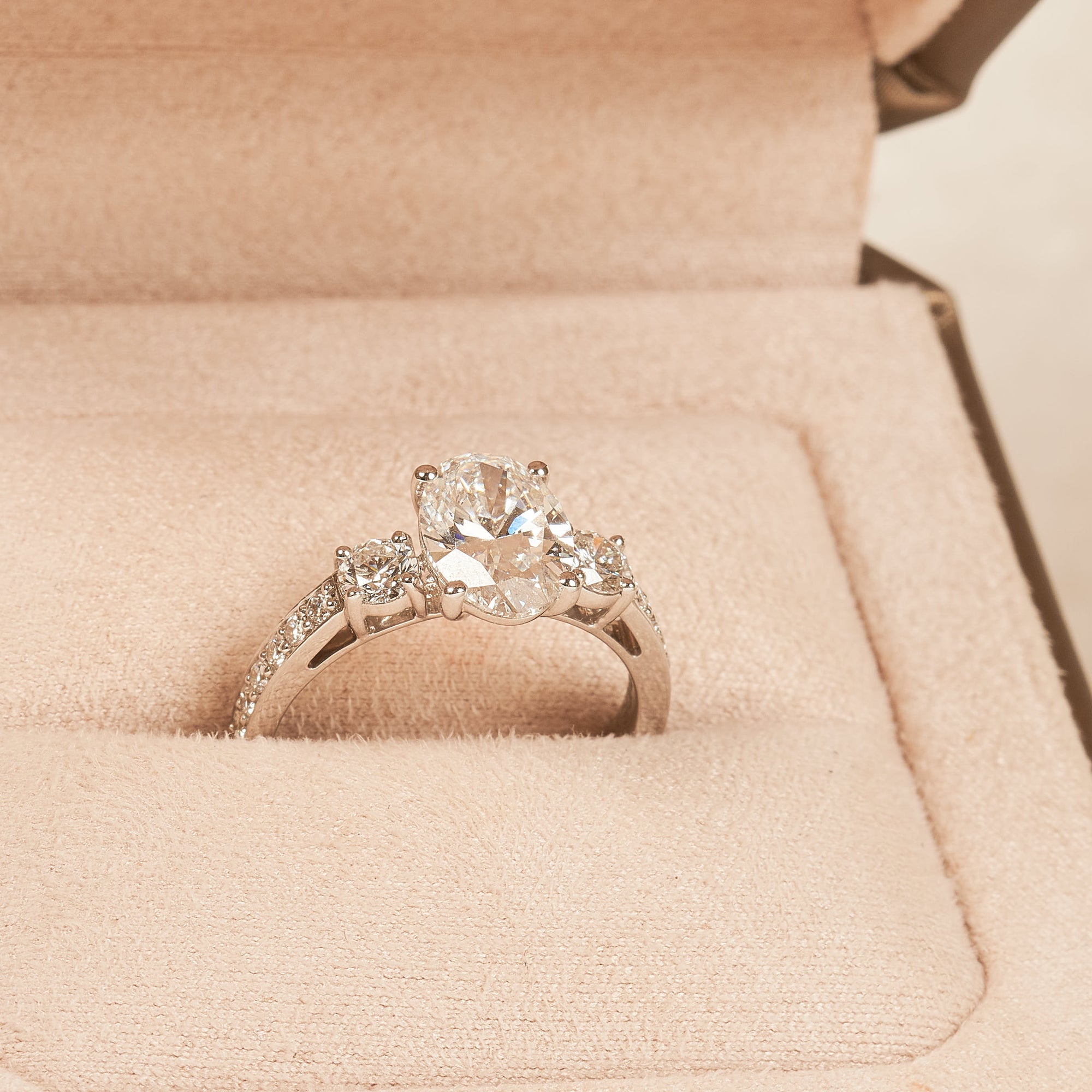 Isadora - In Stock - Oval Trilogy Lab Grown Diamond Ring with Pave Band - 18K Gold - 2,6 ct