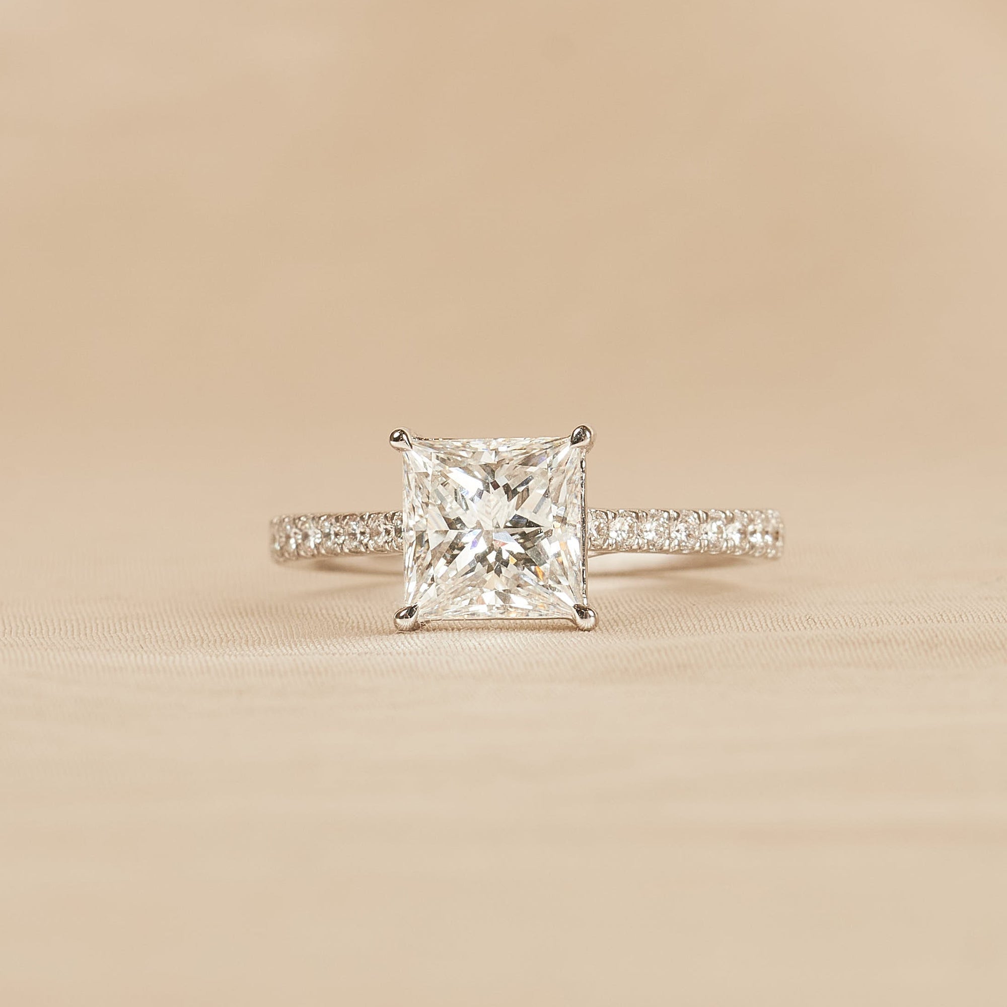 Eveline - In Stock - Princess Solitair Crossover Lab Grown Diamond Ring with Pave Band - 18K White Gold - 2,21 ct
